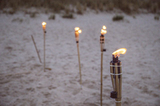 Fackeln am Strand
