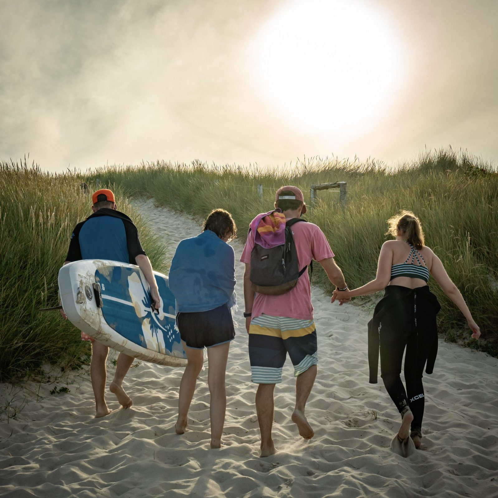 Schüler:innen mit Surfbrett am Sylter Strand